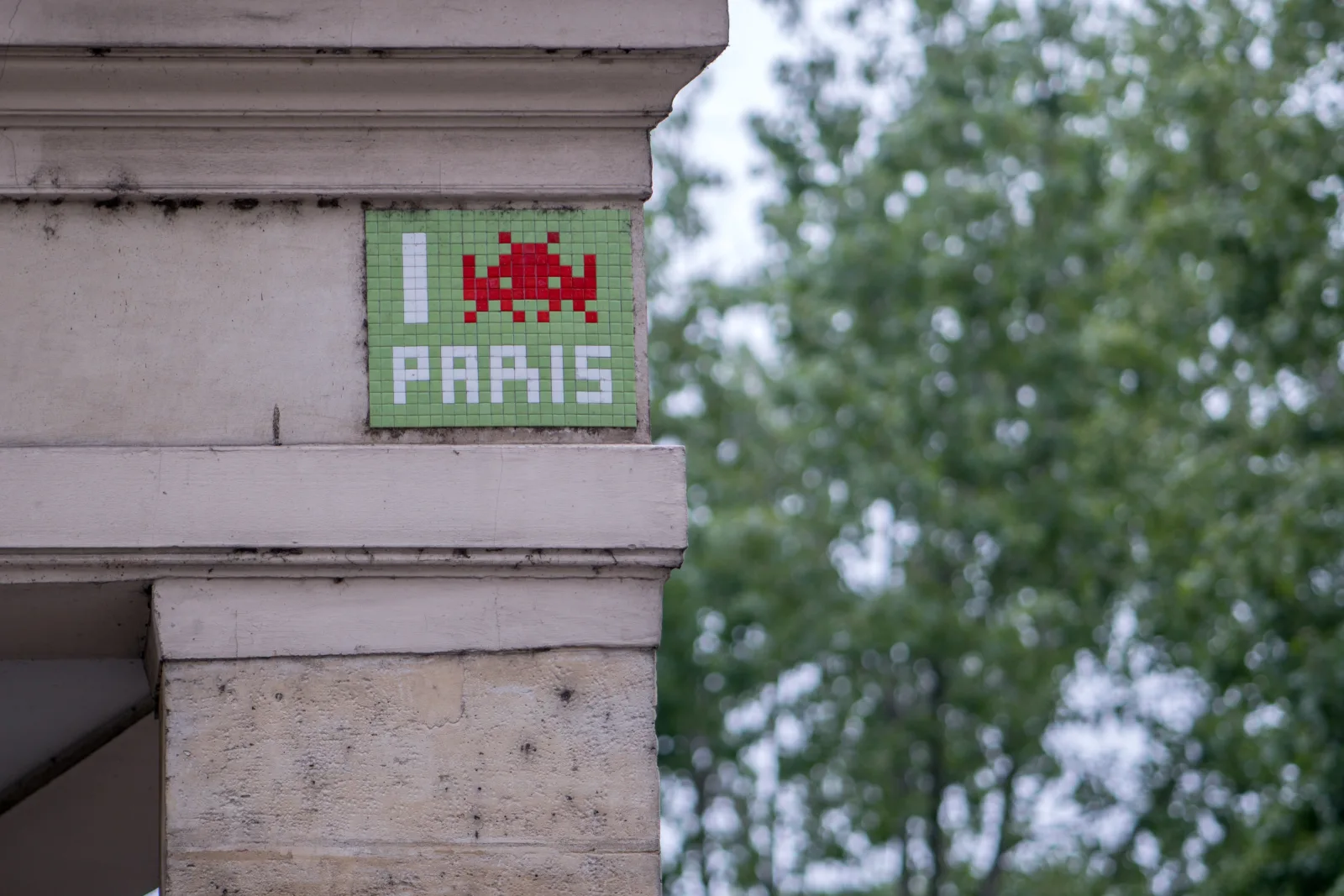 Mosaïque Invader dans une rue de Paris