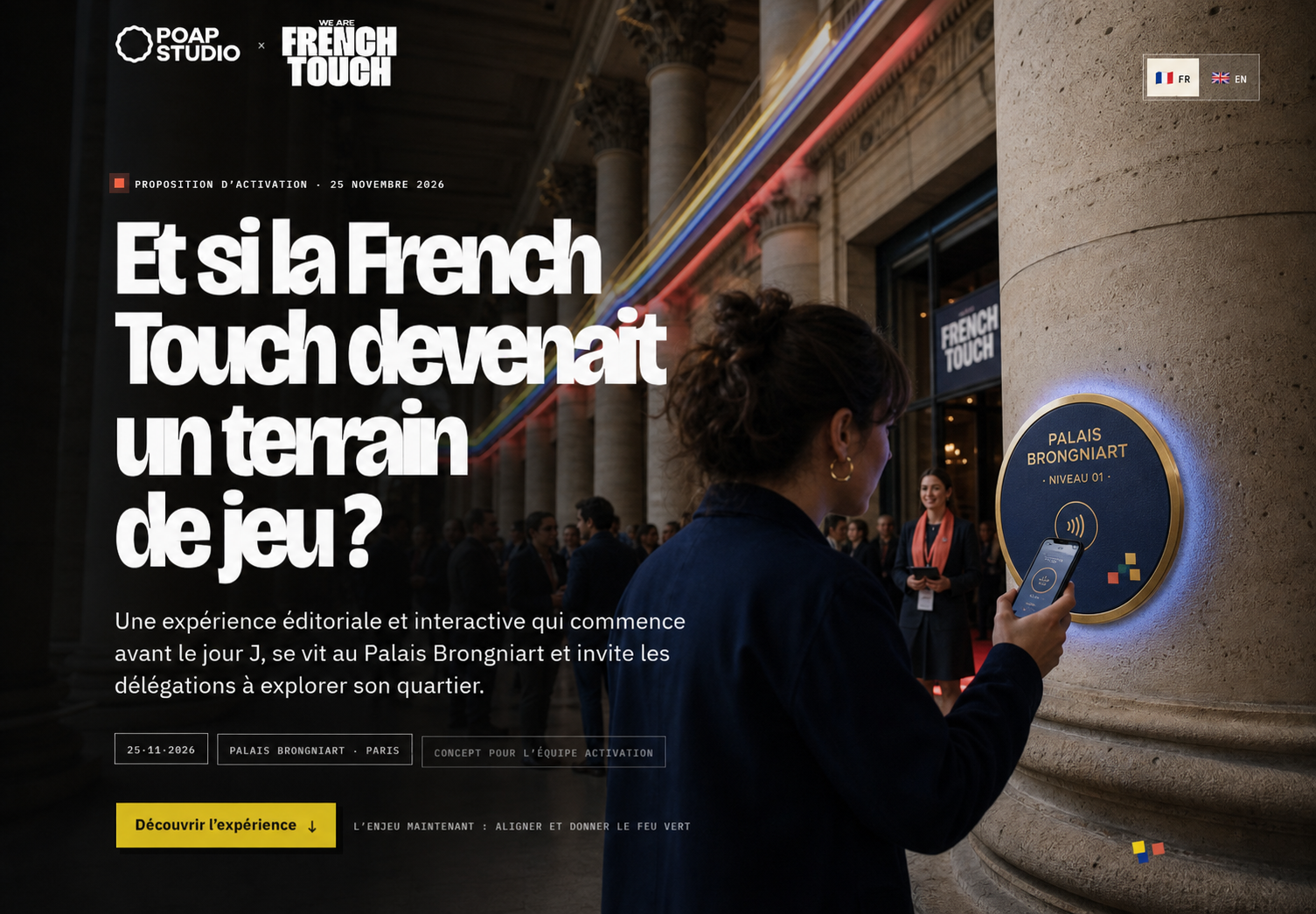 Une participante active un checkpoint sur une colonne du Palais Brongniart avec son téléphone