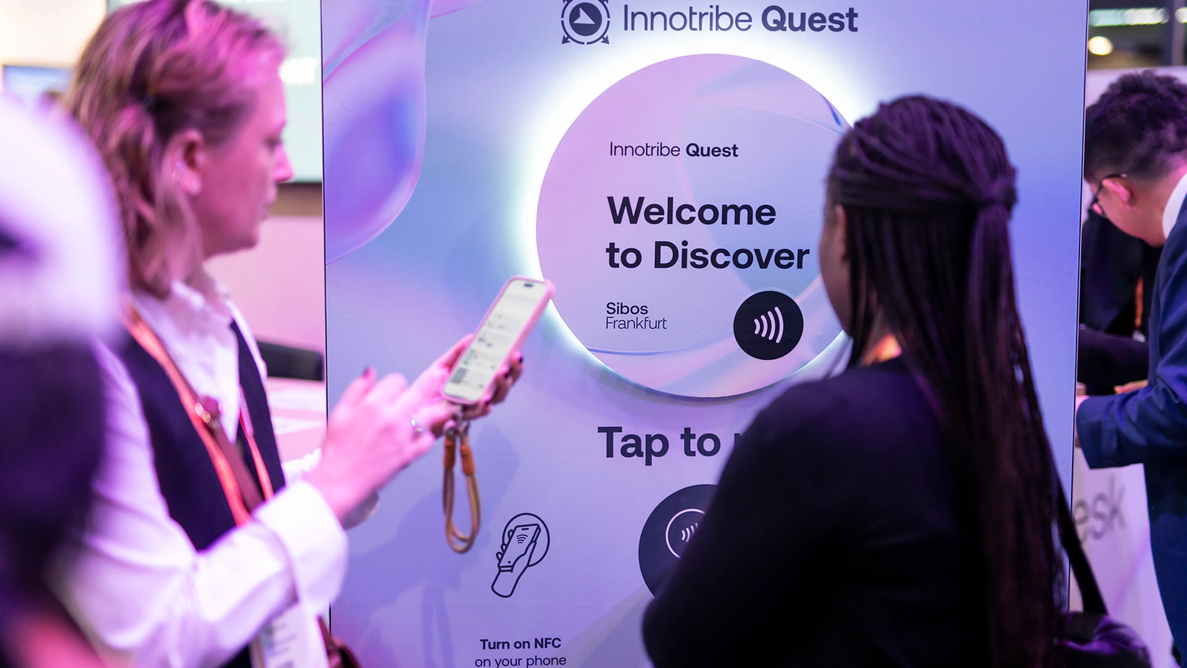 Une participante utilise le point de contact NFC Innotribe Quest à Sibos